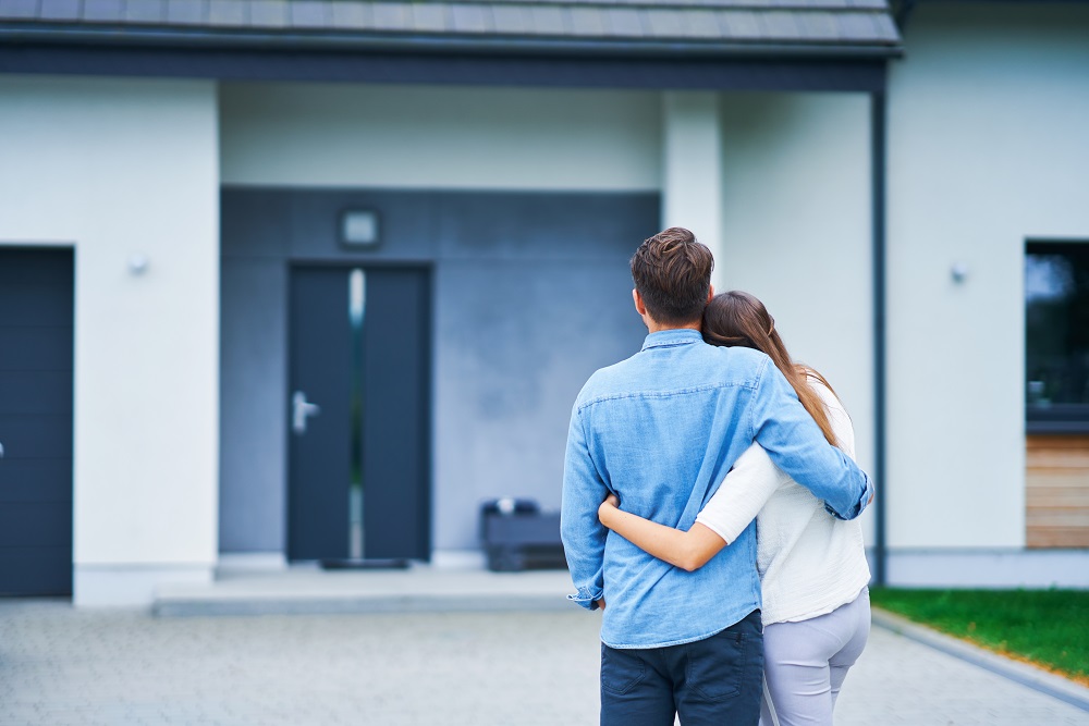 Kupno domu przy pomocy agencji nieruchomości – Czy warto?  